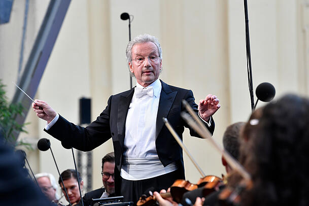 Der Dirigent Franz Welser-Möst ist ein exzellenter Strauss-Dirigent. Aber das teilte sich wegen der schlechten Tontechnik nicht mit. Der Dirigent Franz Welser-Möst ist ein exzellenter Strauss-Dirigent. Aber das teilte sich wegen der schlechten Tontechnik nicht mit.