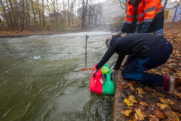 Mitarbeiter der Helmut-Schmidt-Universität aus Hamburg, Fachrichtung Wasserbau, vermessen mit speziellen Geräten den Strömungsverlauf und den Untergrund der Eisbachwelle im Englischen Garten. Mitarbeiter der Helmut-Schmidt-Universität aus Hamburg, Fachrichtung Wasserbau, vermessen mit speziellen Geräten den Strömungsverlauf und den Untergrund der Eisbachwelle im Englischen Garten.