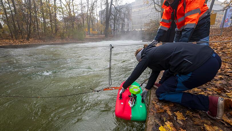 Mitarbeiter der Helmut-Schmidt-Universität aus Hamburg, Fachrichtung Wasserbau, vermessen mit speziellen Geräten den Strömungsverlauf und den Untergrund der Eisbachwelle im Englischen Garten. Mitarbeiter der Helmut-Schmidt-Universität aus Hamburg, Fachrichtung Wasserbau, vermessen mit speziellen Geräten den Strömungsverlauf und den Untergrund der Eisbachwelle im Englischen Garten.