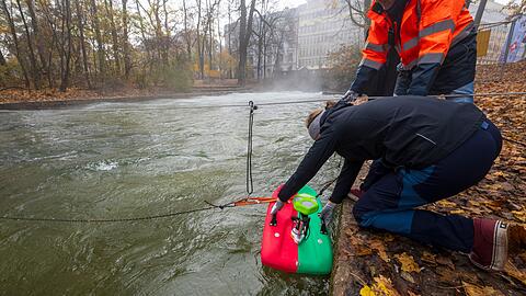 Mitarbeiter der Helmut-Schmidt-Universität aus Hamburg, Fachrichtung Wasserbau, vermessen mit speziellen Geräten den Strömungsverlauf und den Untergrund der Eisbachwelle im Englischen Garten.