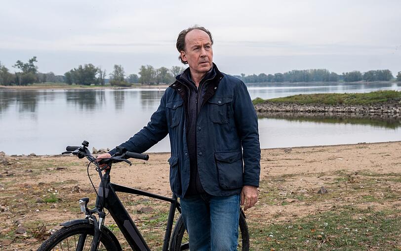 Der von Hamburg ins Wendland strafversetzte Kommissar Stiller (Ulrich Noethen) bevorzugt das Fahrrad, um von Ort zu Ort zu kommen.