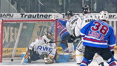Rekordverdächtig: Schon nach exakt 59 Sekunden schoss Greg Leeb (hinter dem Tor) die Ice Tigers 1:0 in Führung. Sein Bruder Brad (re.) besorgte später das 2:1 und 3:1. Rekordverdächtig: Schon nach exakt 59 Sekunden schoss Greg Leeb (hinter dem Tor) die Ice Tigers 1:0 in Führung. Sein Bruder Brad (re.) besorgte später das 2:1 und 3:1.