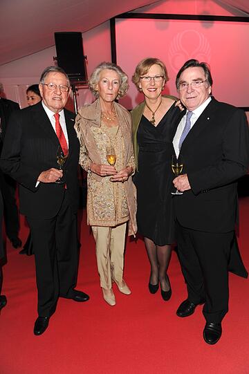 Fritz Eichbauer, Inhaber des Tantris, mit Frau Sigrid, Elmar und Anita Wepper.