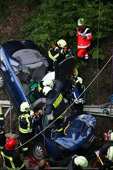 Furchtbarer Unfall im Landkreis Altötting: Ein PKW fliegt von einer Brücke herunter und knallt auf das Gleisbett. Drei junge Menschen kommen schwer verletzt in die Klinik.