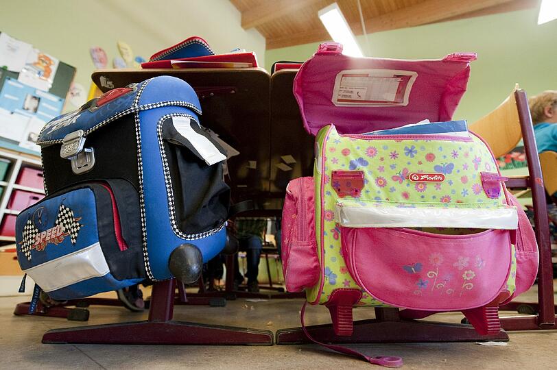 APRIL: SCHULTASCHEN & KOPFHÖRER: Der Trend zu günstigen Audio-Modellen bricht im April nicht ab, denn in diesem Monat können tolle Kopfhörer-Schnäppchen eingeheimst werden. Außerdem
reduziert: Schulranzen. Kluge Sparfüchse decken sich bereits knapp ein halbes Jahr vor der Einschulung damit ein, ehe mit der steigenden Nachfrage auch die Preise in die Höhe schießen.