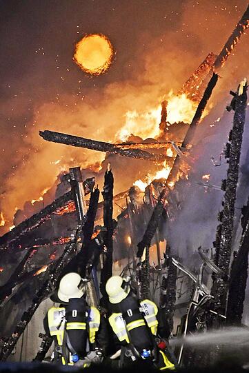 Die brennende Tenne stellte die Feuerwehr vor eine Herausforderung. Löschwasser musste über einen Kilometer weit transportiert werden.
