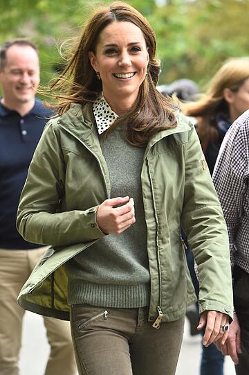 Herzogin Kate im Khaki-Casual-Look in London. Sie besucht das Outdoor-Lernzentrum Sayers Croft und das Parkgelände Wildlife Garden am Paddington Recreation Ground.