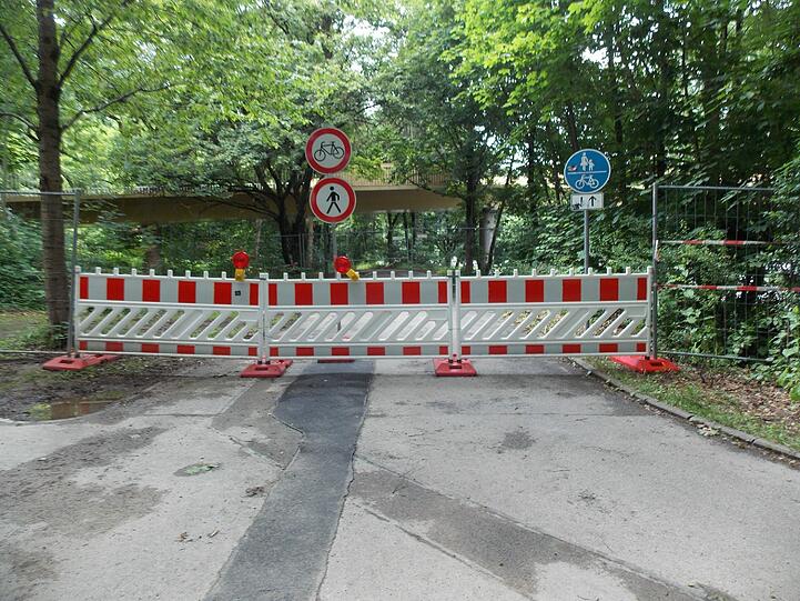 Informiert werden die Passanten nicht, warum der Weg gesperrt ist, und wie lange noch.