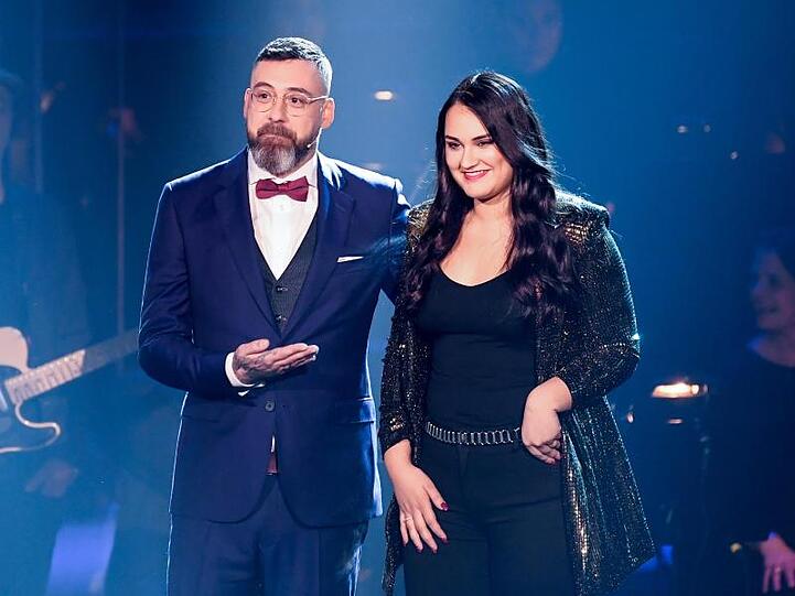 Sido mit der Finalistin Freschta Akbarzada beim Finale der Castingshow "The Voice of Germany".