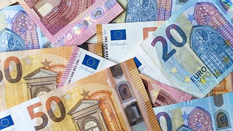 Zahlreiche Banknoten zu 10, 20 und 50 Euro liegen auf einem Tisch. Foto: Monika Skolimowska/zb/dpa/Archivbild