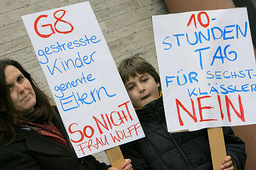 Eine Mutter und ihr Sohn protestieren gegen den Stress des G 8: Jetzt sollen die Lehrpläne endlich entschlackt werden.