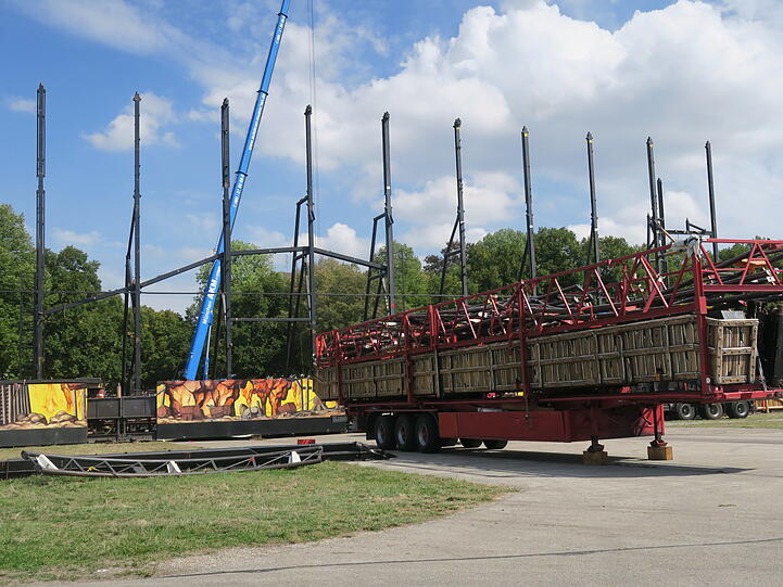 Noch erkennt man nicht viel mehr als eine Art Gerüst - hier entsteht bis zur Wiesn die Indoor-Schienenbahn Höllenblitz.