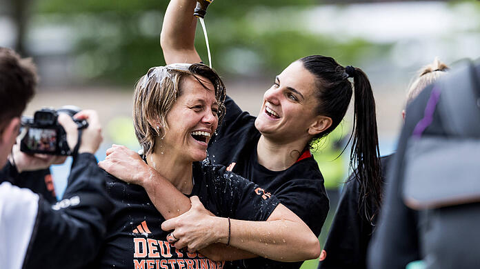 Bianca Rech feiert mit Stürmerin Jovana Damnjanovic die Meisterschaft.