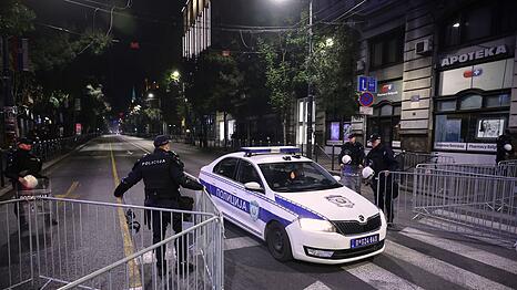Ein junger Serbe griff einen Polizisten vor der israelischen Botschaft in Belgrad mit Messern an und wurde von dem Beamten erschossen. (Archivbild)
