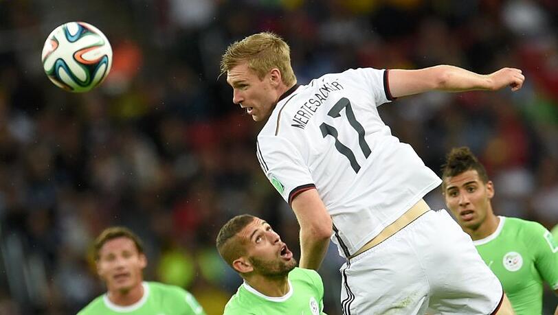 Angefressen trotz 2:1-Sieg: Per Mertesacker. Angefressen trotz 2:1-Sieg: Per Mertesacker.