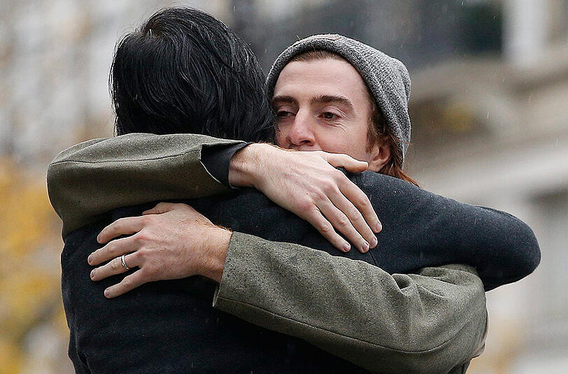 Knapp einen Monat nach den Pariser Anschlägen trauern die Eagles of Death Metal vor dem Bataclan um die Opfer.