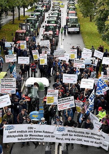 Die Landwirte demonstrieren gegen den Milchpulver-Haufen &ndash; und setzen in den Koalitionsverhandlungen ihre Hoffnungen auf Horst Seehofer.