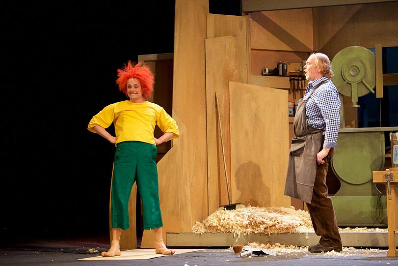Christian Schleinzer (Pumuckl) mit Ferdinand Dörfler (Meister Eder) in der Werkstatt.
