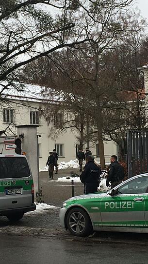 Ein Großaufgebot der Polizei sucht nach dem Einbrecher.
