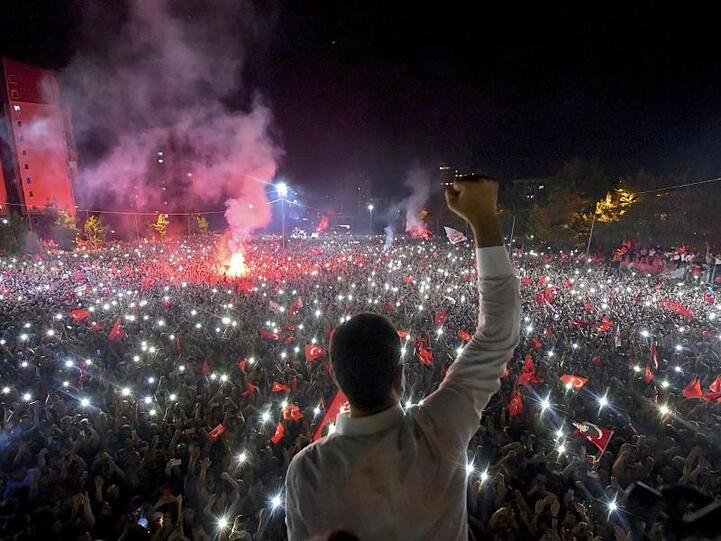 Wahlsieger Ekrem Imamoglu jubelt in der Wahlnacht mit seinen Anhängern.