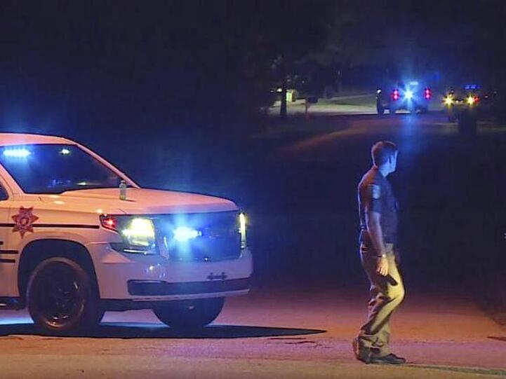 Polizeibeamte versperren in Elkmont, Alabama, den Zugang zu einer Straße.