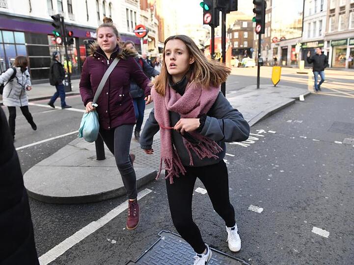 Menschen fliehen nach einem Zwischenfall vom Borough Market in der Londoner City.