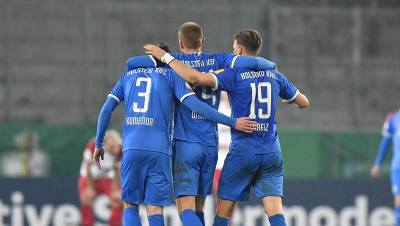 Kieler Helden feiern den Einzug ins DFB-Pokal-Halbfinale auf dem Platz - und später auch im Bus.