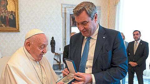 Bayerns Ministerpräsident Markus Söder trifft bei einer Privataudienz Papst Franziskus in Italiens Hauptstadt.