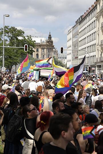 Fröhlich feiernde Teilnehmer bei der CSD-Parade in München