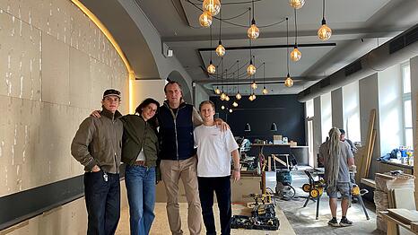 V.l.: Vincent Bienmüller, Julie und Marc Uebelherr und Alex Brenner in der noch nicht fertigen Kneipe 80 in der Fraunhoferstraße.