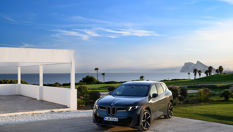 Moderne Autozeiten: Damit auch der iX3 Bestandteil solcher schicken Ansichten werden kann, sind rund 70.000 Euro vonnöten. Moderne Autozeiten: Damit auch der iX3 Bestandteil solcher schicken Ansichten werden kann, sind rund 70.000 Euro vonnöten.