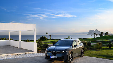 Moderne Autozeiten: Damit auch der iX3 Bestandteil solcher schicken Ansichten werden kann, sind rund 70.000 Euro vonnöten. Moderne Autozeiten: Damit auch der iX3 Bestandteil solcher schicken Ansichten werden kann, sind rund 70.000 Euro vonnöten.