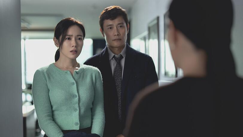 Lee Byung-hun und Son Ye-jin in einer Szene des Films &bdquo;No Other Choice&ldquo;.