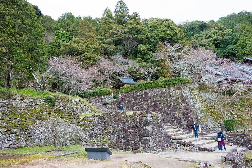 Von der großen Burg Azuchi sind seit ihrer Zerstörung nur noch die teilweise mehrere Meter hohen Mauern übrig. "Terra X" zeigt, wie Forscherinnen und Forscher das Aussehen aufwendig rekonstruieren. Von der großen Burg Azuchi sind seit ihrer Zerstörung nur noch die teilweise mehrere Meter hohen Mauern übrig. "Terra X" zeigt, wie Forscherinnen und Forscher das Aussehen aufwendig rekonstruieren.