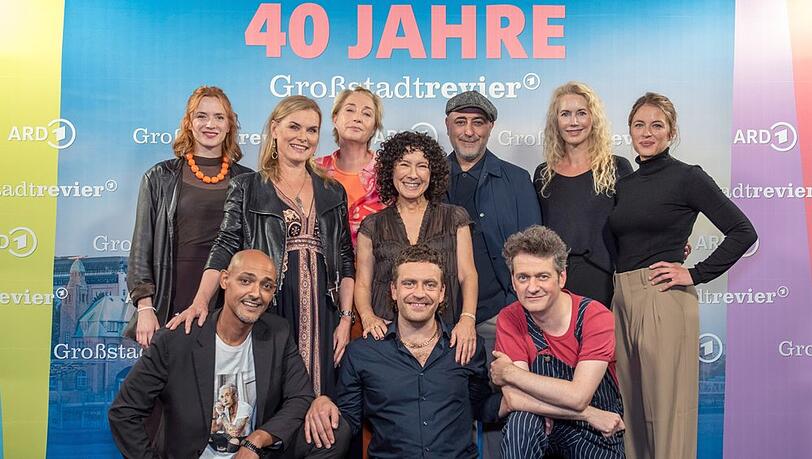 ARD-Vorabendserie "Großstadtrevier" feiert Jubiläumsabend mit Darstellern und ehemaligen Darstellern (v.l.): Sofie Junker, Patrick Abozen, Andrea Lüdke, Saskia Fischer, Maria Ketikidou, Enrique Fiß, Özgür Karadeniz, Sven Fricke, Dorothea Schenck, Sinha Melina Gierke. ARD-Vorabendserie "Großstadtrevier" feiert Jubiläumsabend mit Darstellern und ehemaligen Darstellern (v.l.): Sofie Junker, Patrick Abozen, Andrea Lüdke, Saskia Fischer, Maria Ketikidou, Enrique Fiß, Özgür Karadeniz, Sven Fricke, Dorothea Schenck, Sinha Melina Gierke.