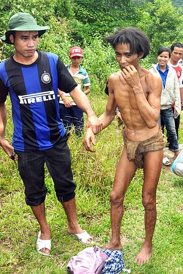 Hoa Van Lang, der 41-jährige Sohn wird von Dorfbewohnern aus dem Wald geführt.