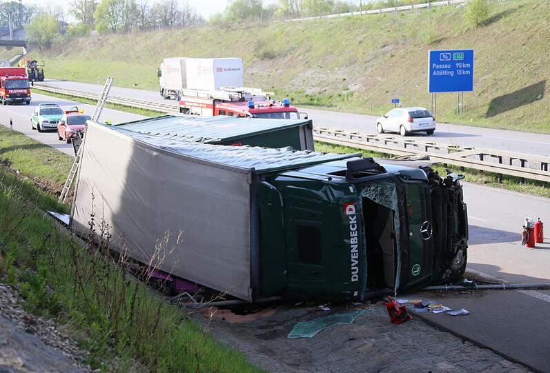 Bei einem Unfall auf der A94 krachte am Montag ein Lkw auf die Seite. Die Autobahn musste gesperrt werden.