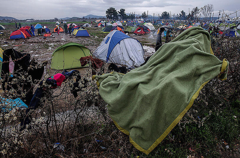 An der griechisch-mazedonischen Grenze herrscht Not und Elend. Schlamm und Dreck setzen den Tausenden Flüchtlingen, die festsitzen, zu.