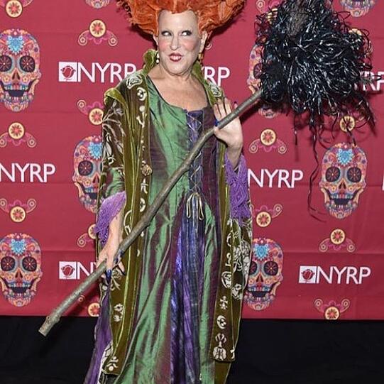 Bette Midler als Winifred Sanderson.