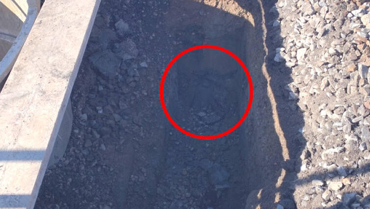 In dieser Grube stießen Arbeiter in Rosenheim am Sonntag auf die Bombe. In dieser Grube stießen Arbeiter in Rosenheim am Sonntag auf die Bombe.