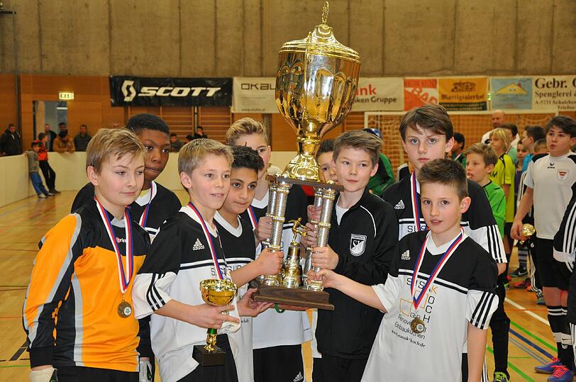 Die stolzen Gewinner des SV Waldeck mit ihrem riesigen Wanderpokal.