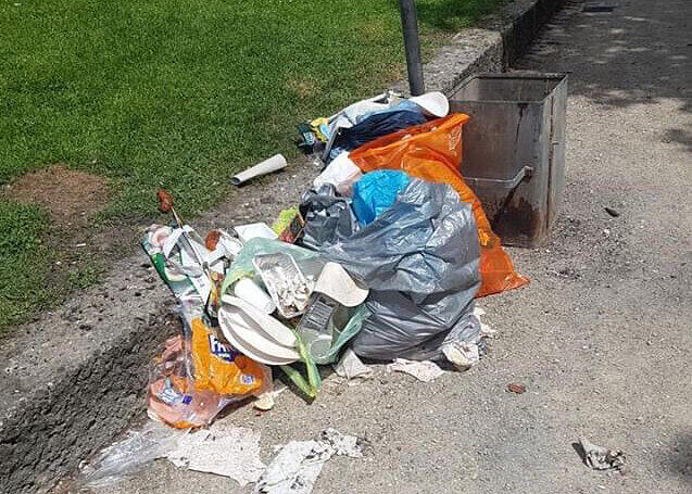 Müll in und neben dem Eimer. Unschöne Szenen vom Pfingstmontag im Westpark.