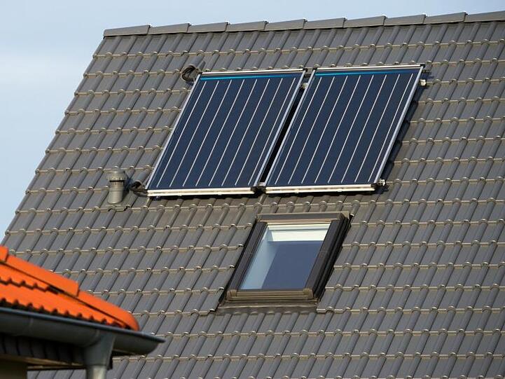 Eine Photovoltaikanlage auf einem Hausdach.