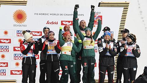 Deutschland hat zum dritten Mal in Serie das Mixed bei der Nordischen Ski-WM gewonnen.