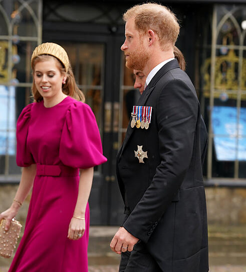 Prinz Harry betritt die Westminster Abbey in Begleitung seiner Cousinen.