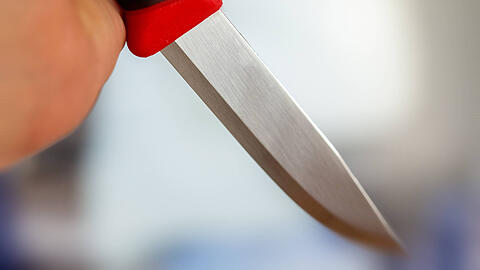 Der zunächst flüchtige 15-Jährige stellte sich noch am Freitagabend im Beisein eines Betreuers der Polizei. Zudem kam es am Sonntag zu einem Angriff mit einem Messer am Stachus (Symbolbild).