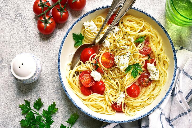 Auch Pastagerichte lassen sich wunderbar im Ofen zubereiten. So können zum Beispiel leckere Spaghetti mit einer Ricotta-Tomaten-Sauce entstehen. Dafür Cocktail-Tomaten mit Knoblauch, Zwiebeln und Ricotta-Käse im Ofen backen. Nach der Backzeit werden die gekochten Nudeln plus eine Tasse Nudelwasser zum Gemüse und Käse geschüttet und kräftig verrührt. Dazu passt: ein Spritzer Zitrone. Auch Pastagerichte lassen sich wunderbar im Ofen zubereiten. So können zum Beispiel leckere Spaghetti mit einer Ricotta-Tomaten-Sauce entstehen. Dafür Cocktail-Tomaten mit Knoblauch, Zwiebeln und Ricotta-Käse im Ofen backen. Nach der Backzeit werden die gekochten Nudeln plus eine Tasse Nudelwasser zum Gemüse und Käse geschüttet und kräftig verrührt. Dazu passt: ein Spritzer Zitrone.