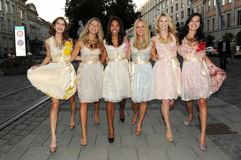 Designerin Ophelia Blaimer und ihre Models. So ausgelassen und feucht-fröhlich ging es bei der Dirndl Couture Modenschau von Ophelia Blaimer im Hugo's zu: Die Stars feiern, die schönen Mädels präsentieren die neuste Edel-Dirndl-Kollektion.