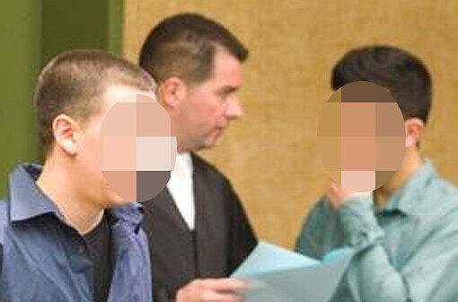 Die Angeklagten Florian O. (25, l.) und Ali S. (22, r.) mit dem Strafverteidiger Christian Finke.