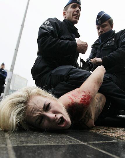 Gegen den  EU-Russland-Gipfel in Brüssel regt sich Widerstand. Vor dem Eintreffen von Putin demonstriert die Organisation FEMEN mit blanken Brüsten. Die Bilder der Demonstration, die von der Polizei aufgelöst werden muss.